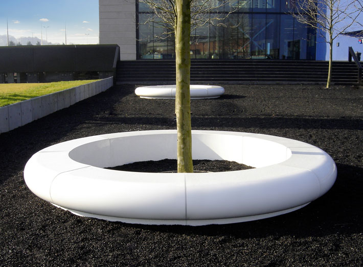 2. A full circle Corona, ideal to frame trees and other garden features.